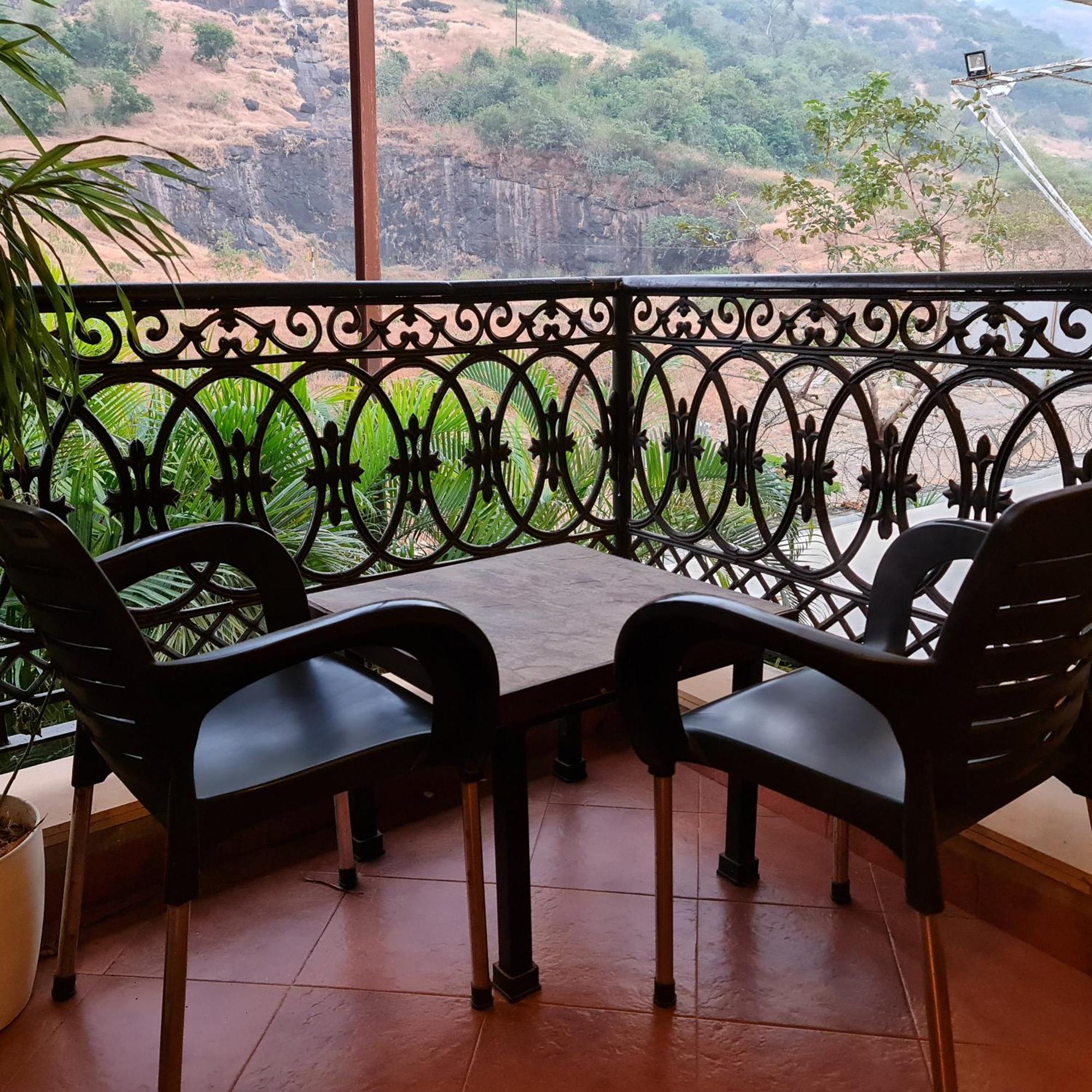 Hotel Misty Meadows, Lonavala Esterno foto