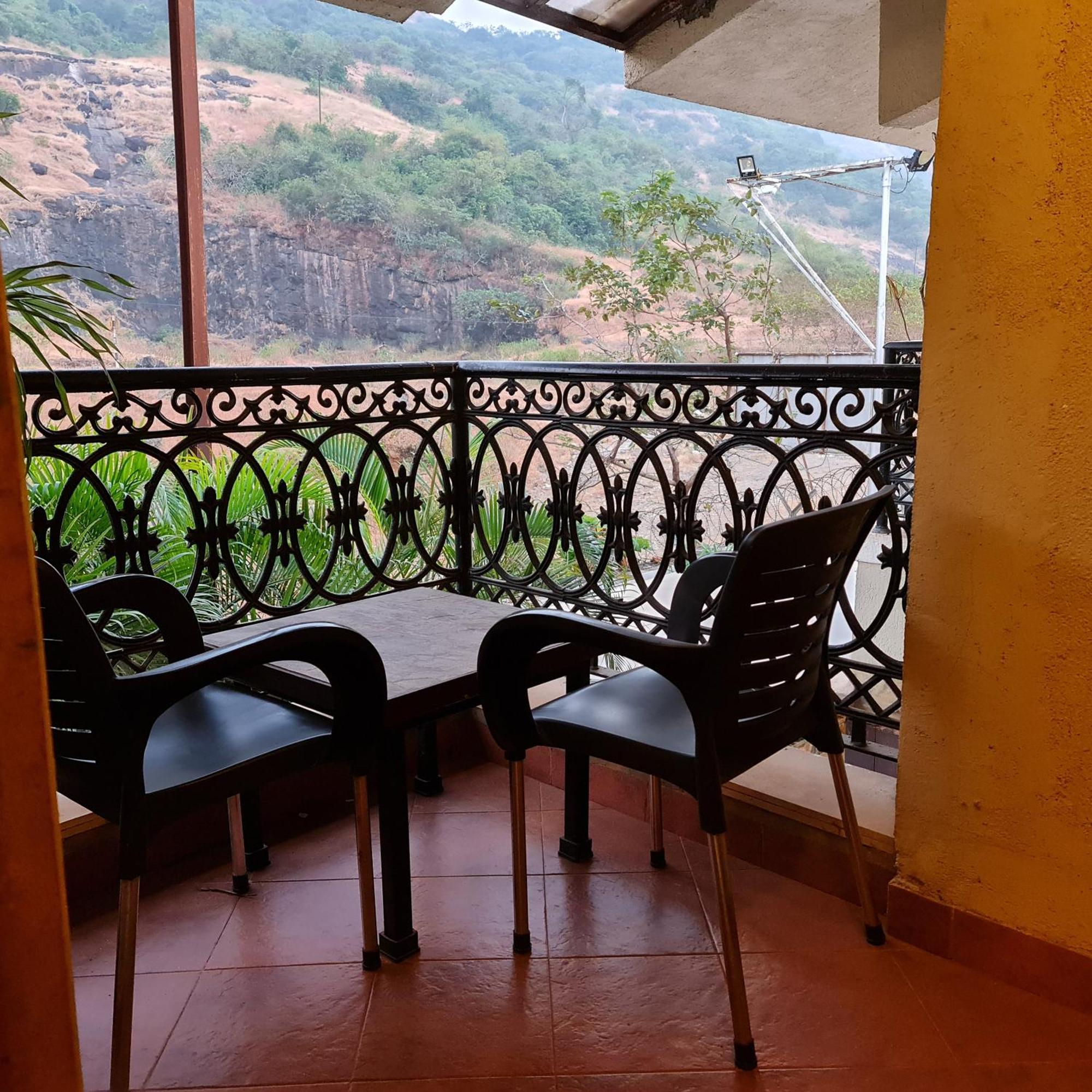 Hotel Misty Meadows, Lonavala Esterno foto